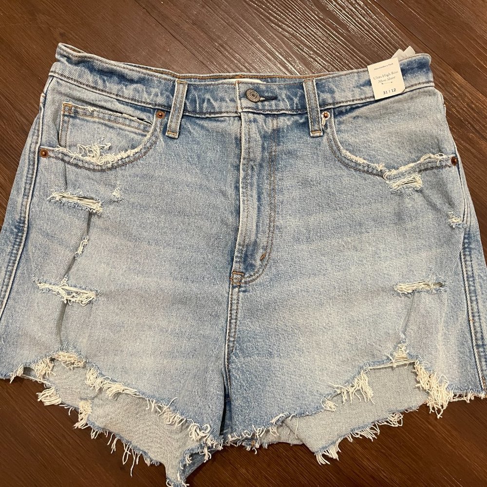 Abercrombie Ultra High Rise Mom Shorts NEW WITH TAGS - SIZE 31